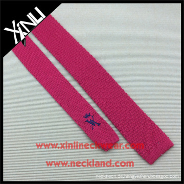 Baumwolle stricken Krawatte mit benutzerdefinierten Stickerei Logo auf kleinen Ende Suited Mann Krawatten